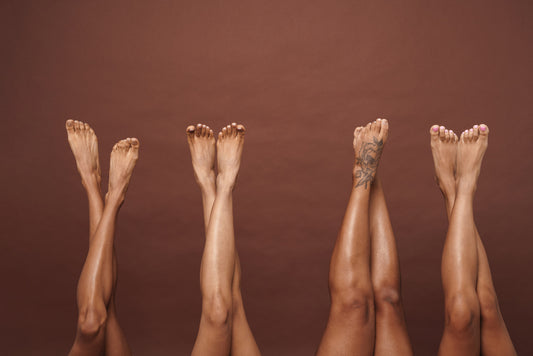 Vier verschiedene wohlgepflegte Füße